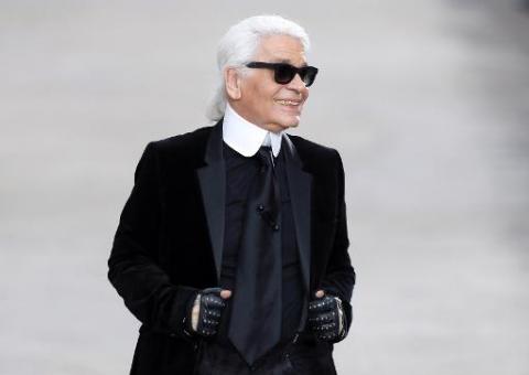 Karl Lagerfeld traz uma Chanel colorida como uma galeria de arte